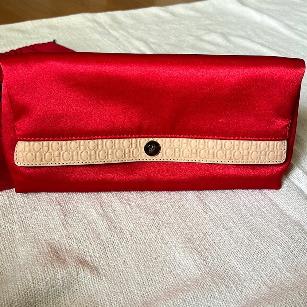 Gorgeous Carolina Herrera Satin clutch bag